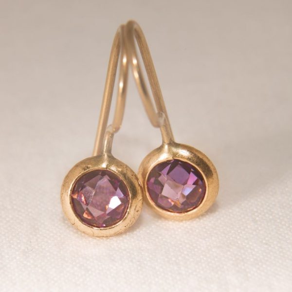 מייה עגילי גולדפילד עם אמטיסט עגול