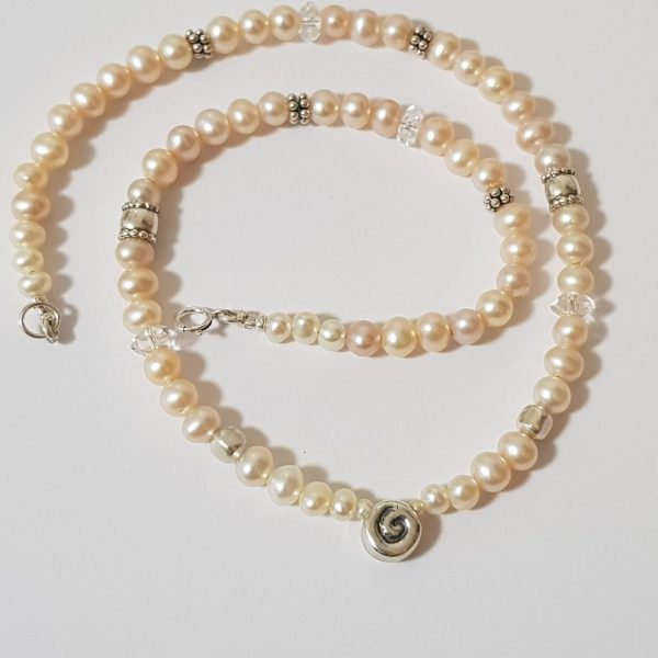 מייה שרשרת פנינים ורודות וקריסטלים עם חרוזי כסף