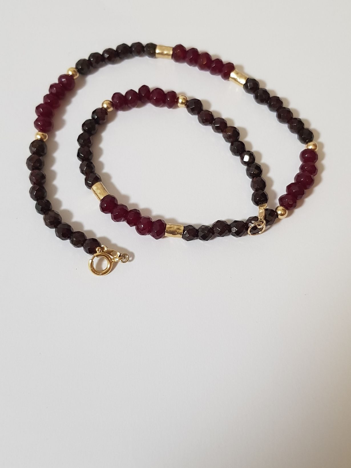 5016 מייה שרשרת גארנט עם חרוזי גולדפילד