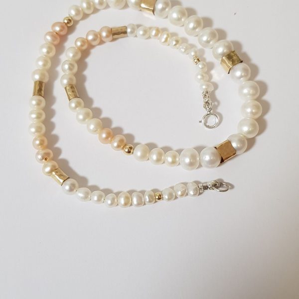 מייה שרשרת פנינים לבנות וורודות עם חרוזי גולדפילד