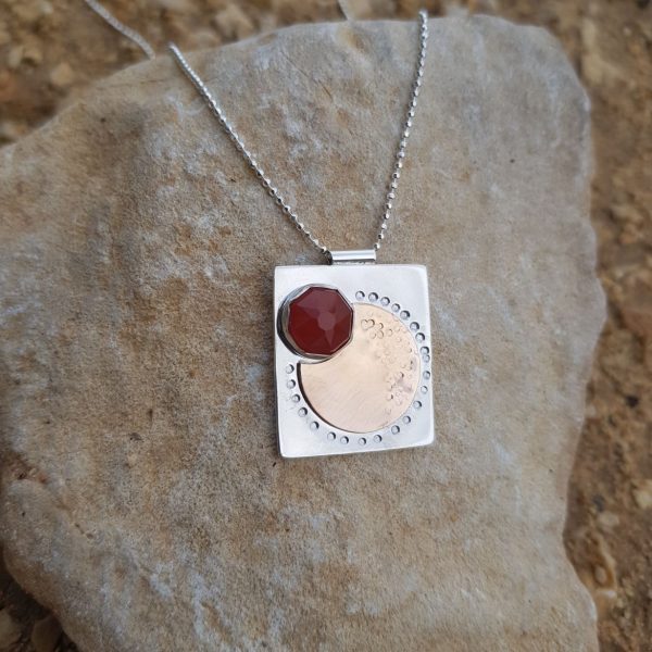 מייה שרשרת כסף עם תליון כסף וגולדפילד עם קרנליאן