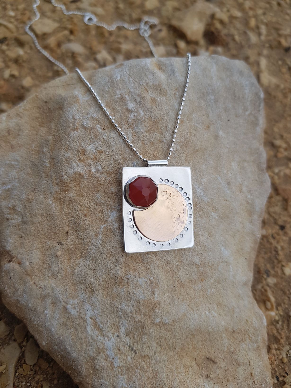 5019 מייה שרשרת כסף עם תליון כסף וגולדפילד עם קרנליאן