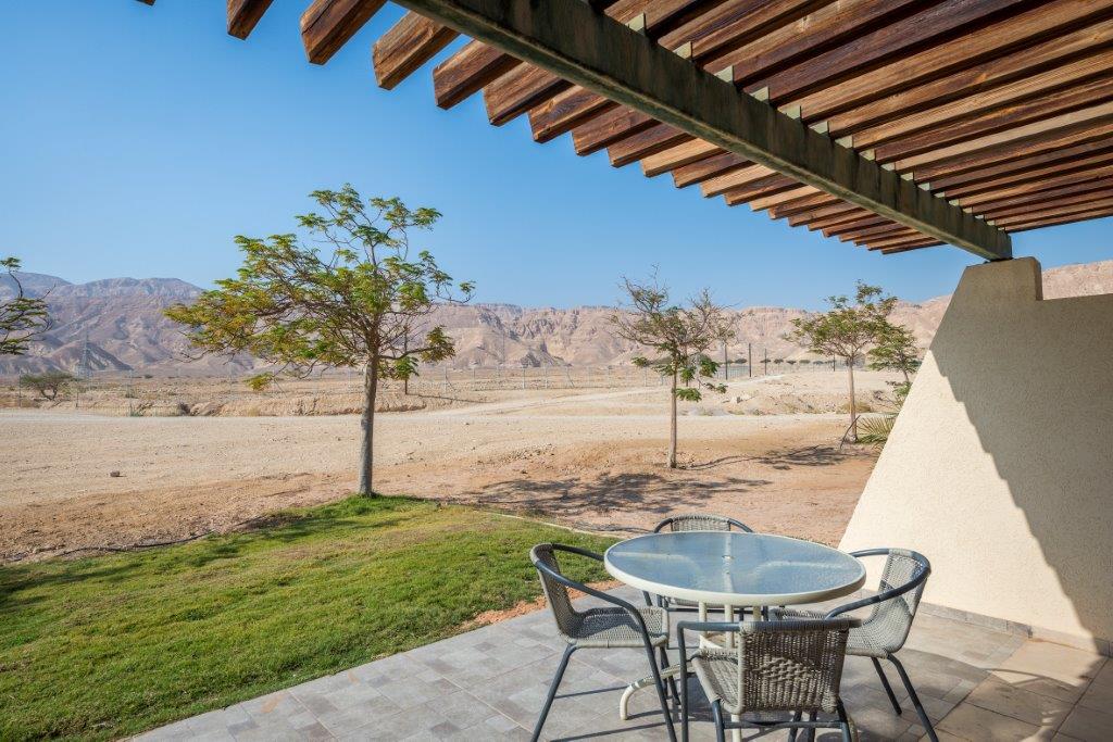 מרפסת פרטית עם נוף להרים ביחידה זוגית מרולה