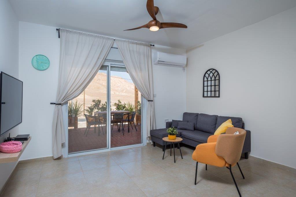 דירה פרטית עם 3 חדרי שינה המתאימה לעד- 6 אנשים. מרפסת ומנגל גז פרטי, חצר עם נוף מדהים של הרי הערבה